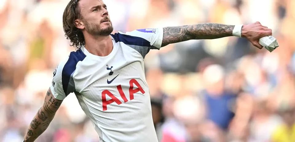 Jugador de Tottenham lanzando un paquete durante el partido
