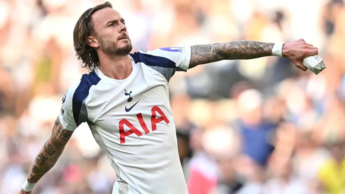 Jugador de Tottenham lanzando un paquete durante el partido