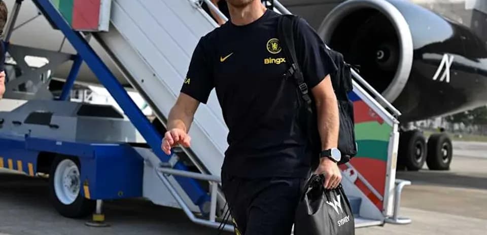 Entrenador llegando al aeropuerto con maleta