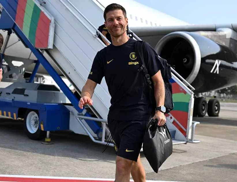 Entrenador llegando al aeropuerto con maleta