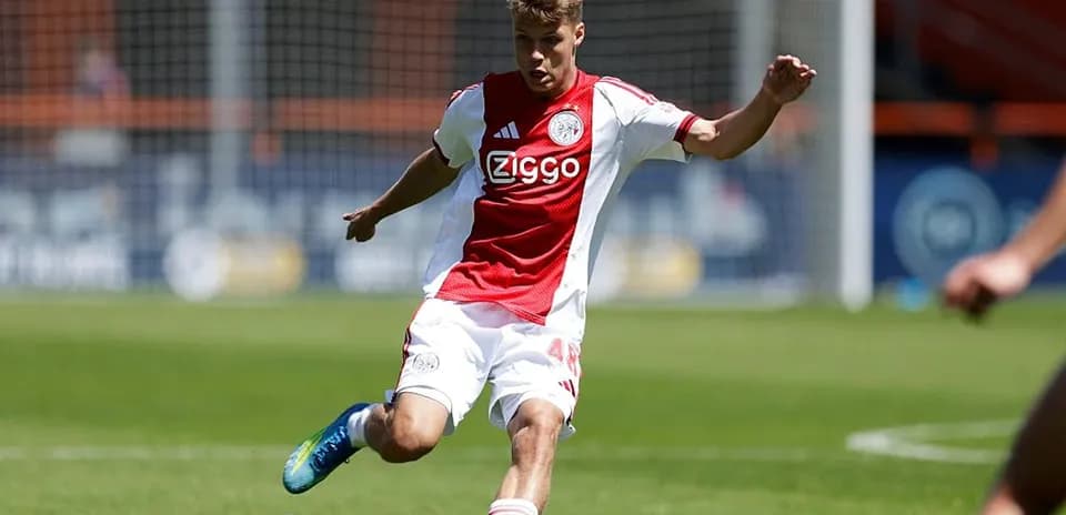 Jugador de Ajax disparando el balón en el campo
