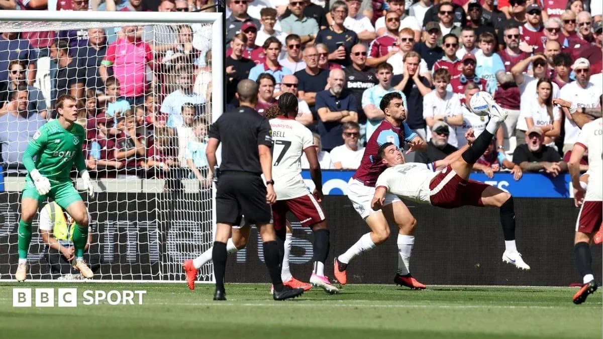 Jugador realizando un chilena frente a la portería