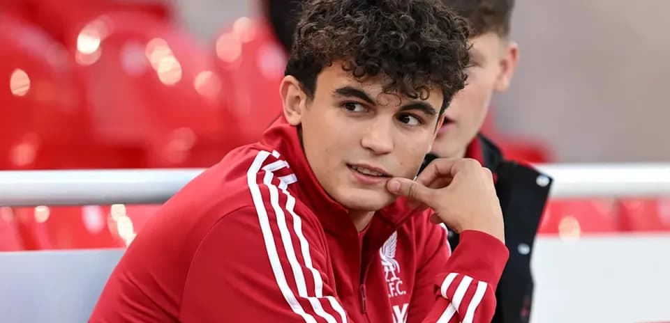 Jugador de Liverpool en el banquillo durante el partido