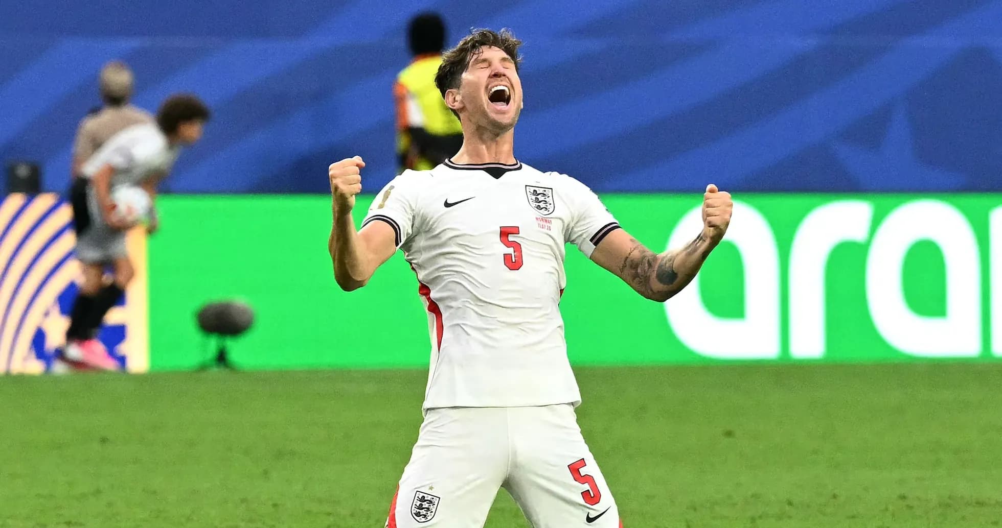 Jugador de Inglaterra celebrando en el campo de fútbol