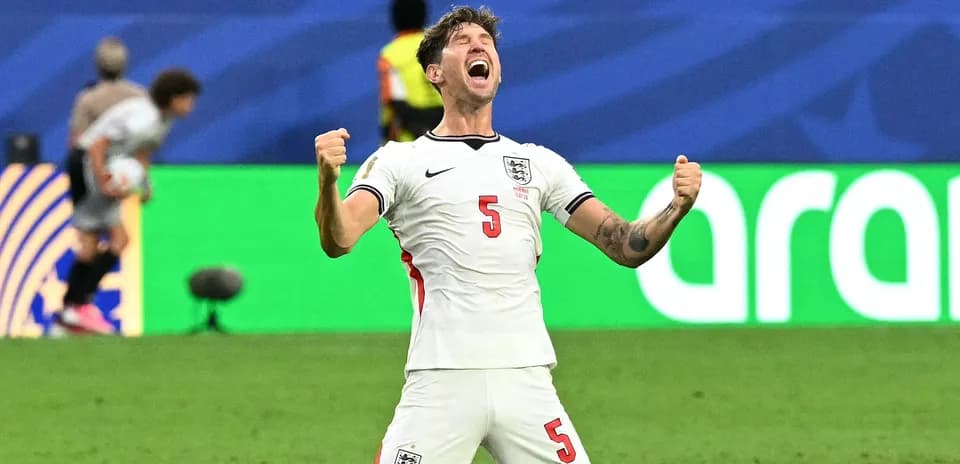 Jugador de Inglaterra celebrando en el campo de fútbol