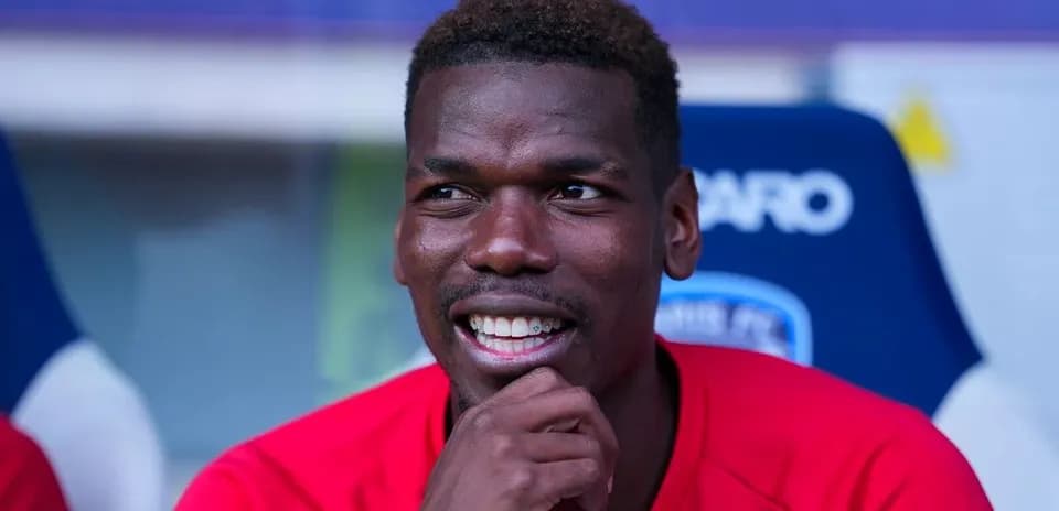 Jugador sonriendo en el banquillo durante el partido