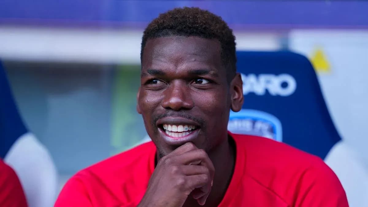 Jugador sonriendo en el banquillo durante el partido