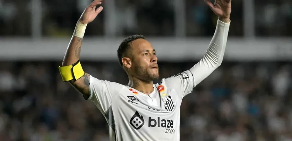 Jugador de Santos celebrando con brazos levantados