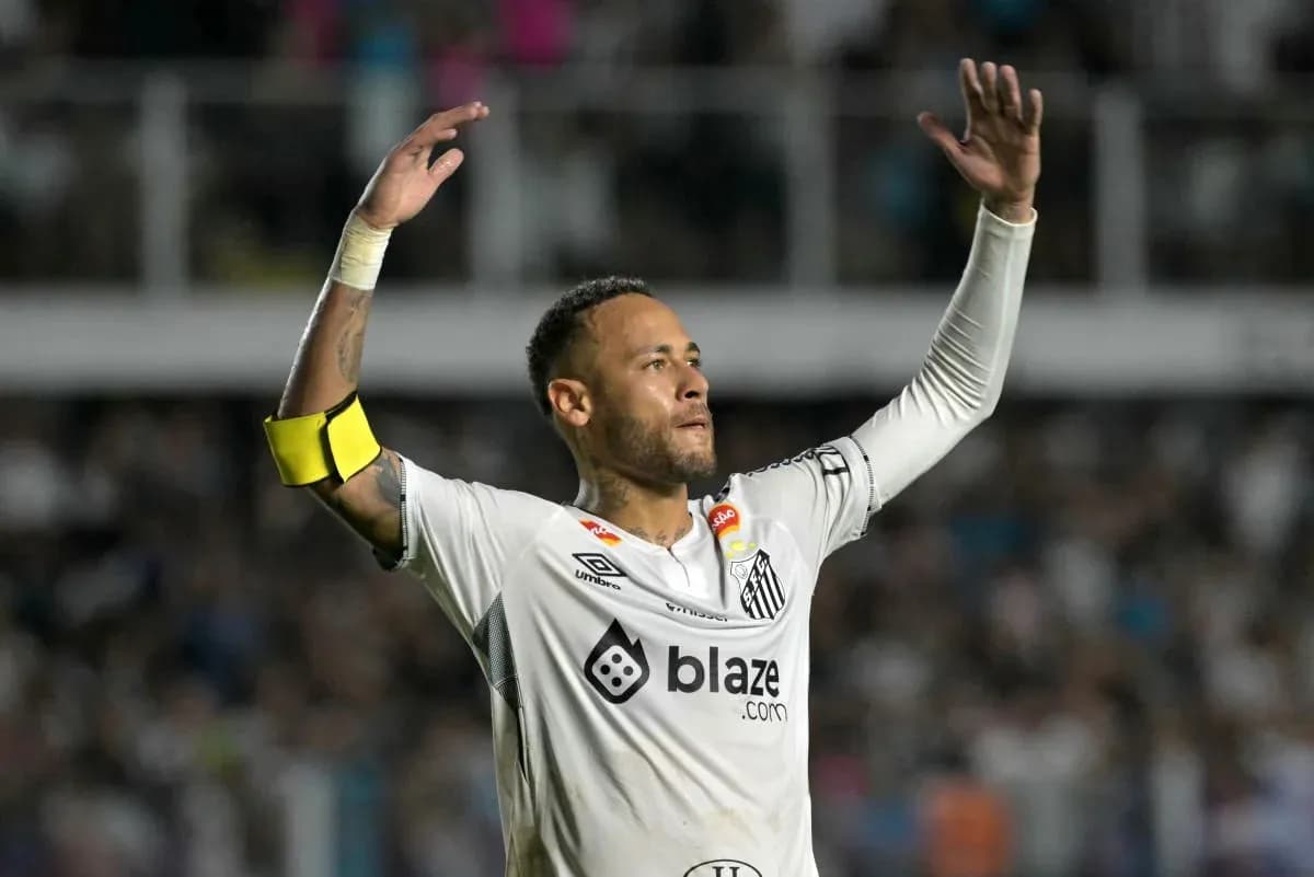 Jugador de Santos celebrando con brazos levantados