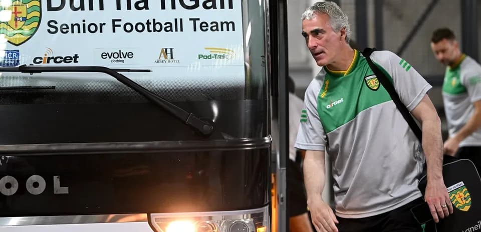 Entrenador saliendo del autobús del equipo Dún na nGall