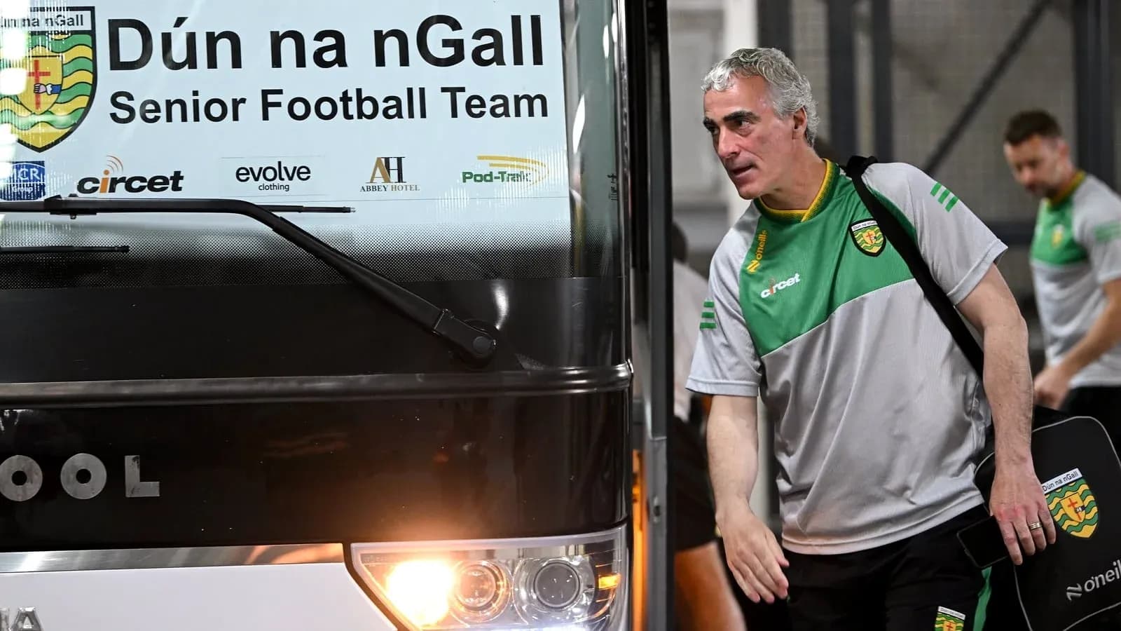 Entrenador saliendo del autobús del equipo Dún na nGall