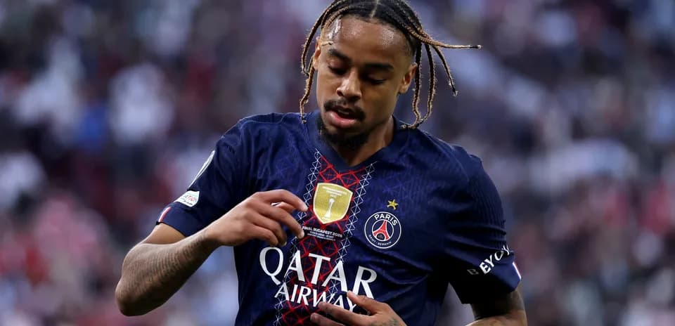 Jugador de PSG ajustando su insignia en el uniforme