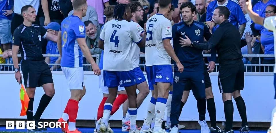 Jugadores y árbitro discutiendo en la banda