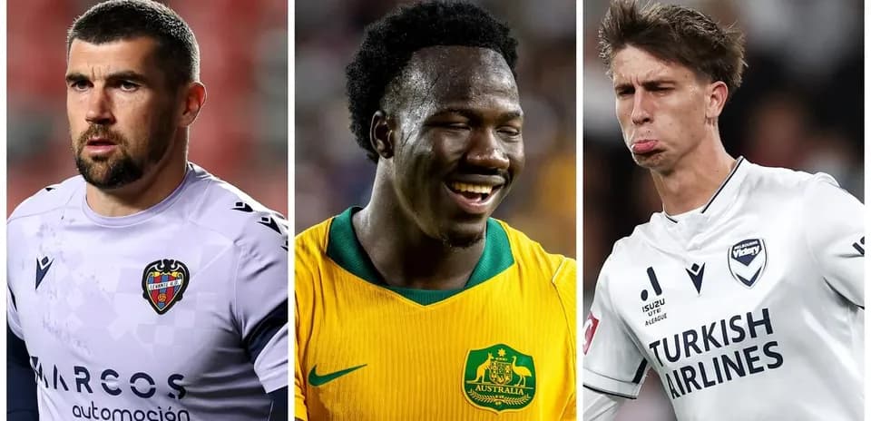 Tres futbolistas en diferentes uniformes de equipo