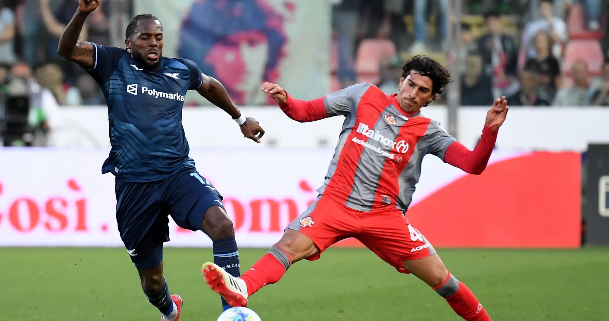Jugador de Cremonese desafiando a un oponente