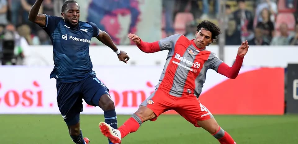 Jugador de Cremonese desafiando a un oponente