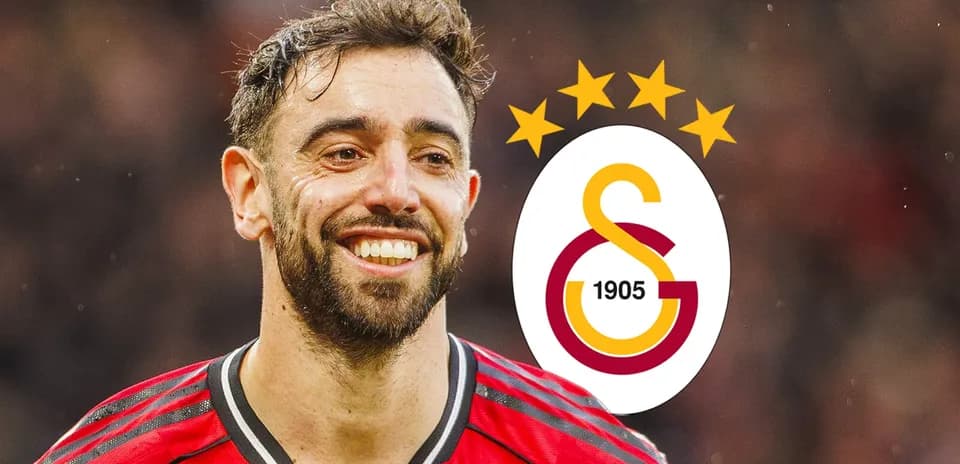 Jugador sonriendo con logo de Galatasaray de fondo