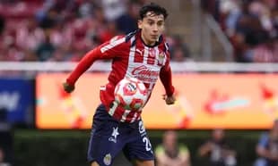 Jugador de Chivas controlando el balón en el partido