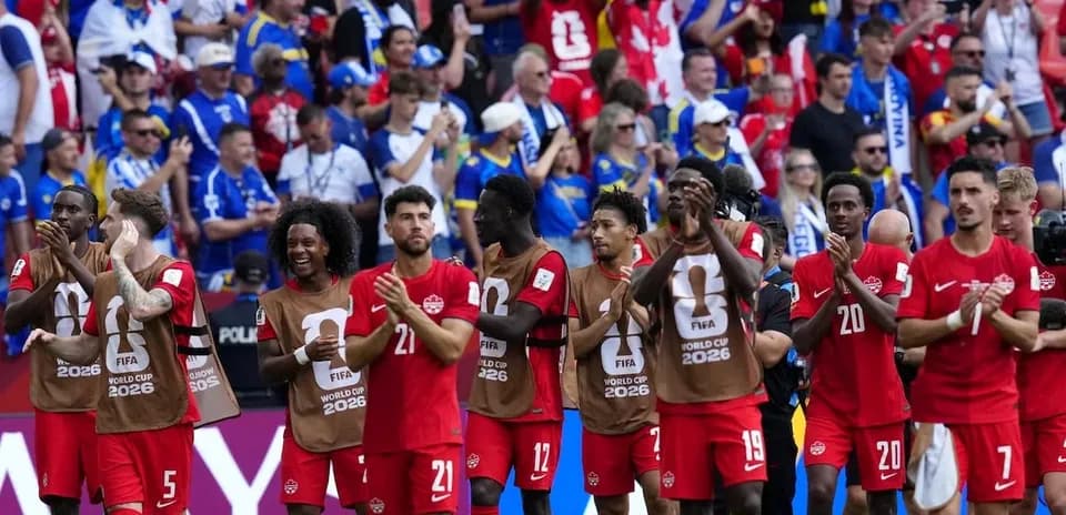 Jugadores de Canadá aplaudiendo ante la afición