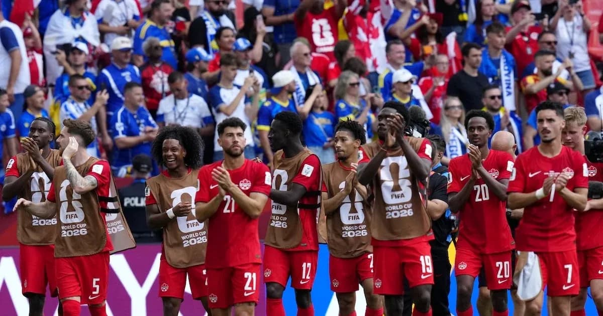 Jugadores de Canadá aplaudiendo ante la afición