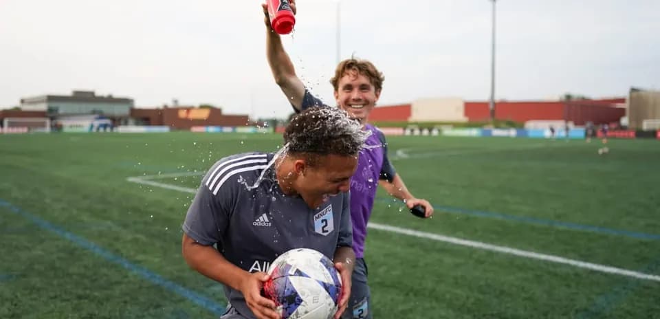 Jugador de Minnesota United II celebrando en el campo
