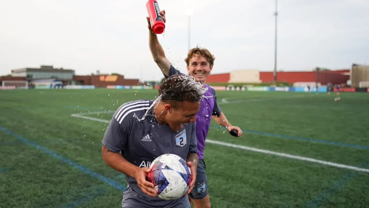 Jugador de Minnesota United II celebrando en el campo