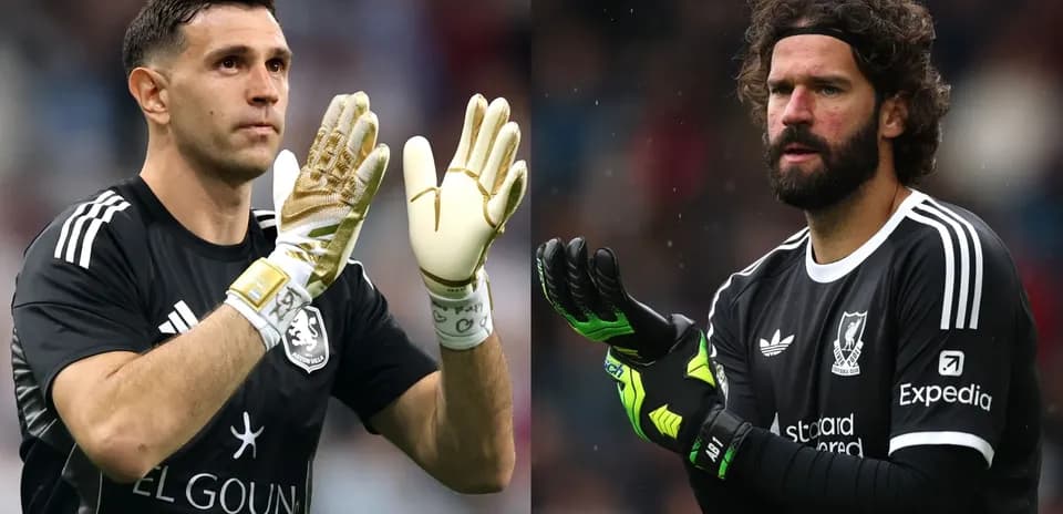 Dos porteros aplaudiendo antes del partido