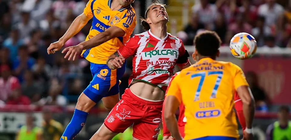 Jugadores de Necaxa y Tigres en acción