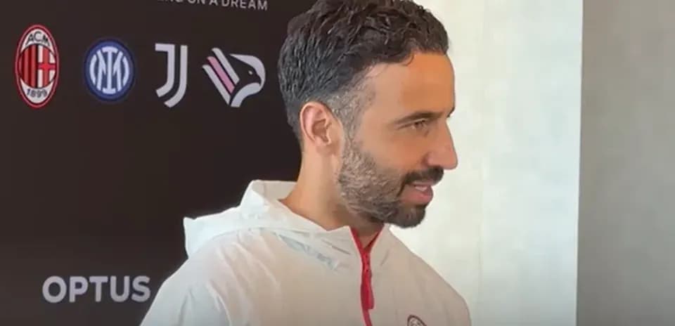 Jugador de AC Milan durante una conferencia de prensa