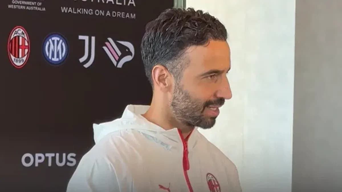 Jugador de AC Milan durante una conferencia de prensa