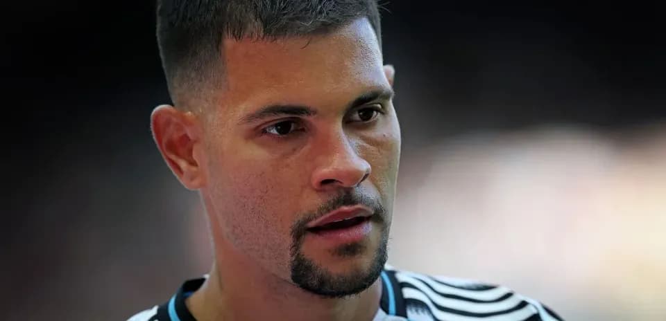 Jugador de fútbol en uniforme, mirando atentamente