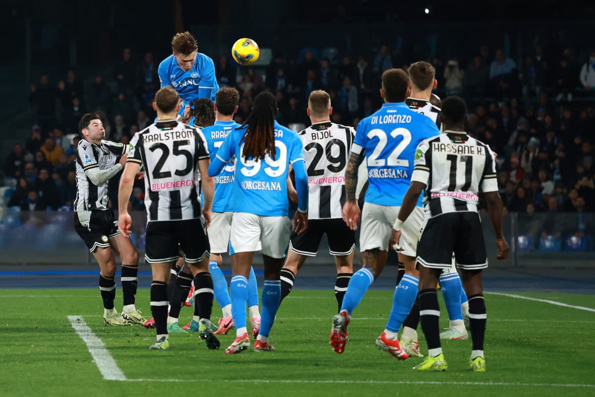 Jugador de Napoli saltando para cabezear