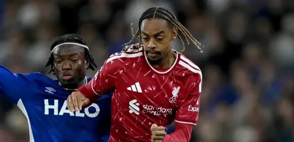 Jugador de Liverpool corriendo con balón en partido