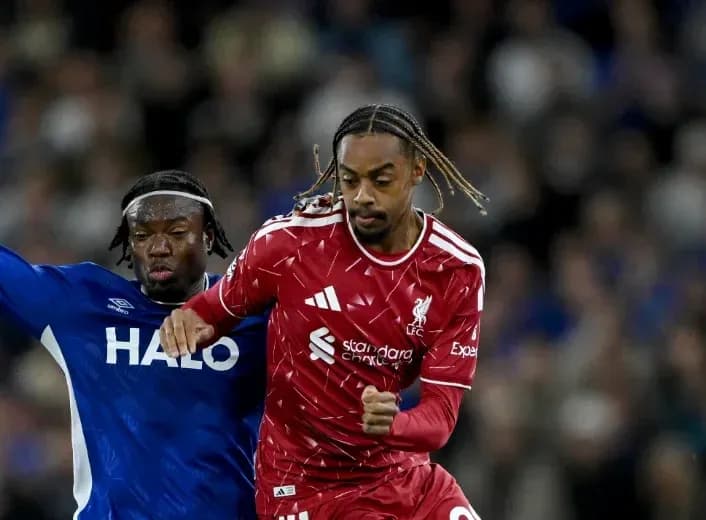 Jugador de Liverpool corriendo con balón en partido