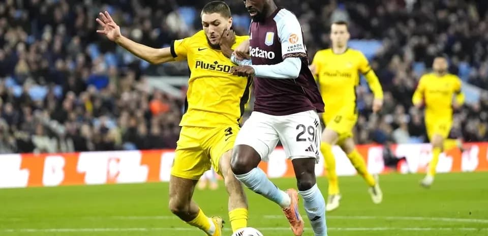 Jugador de Aston Villa driblando ante oponente de Brentford