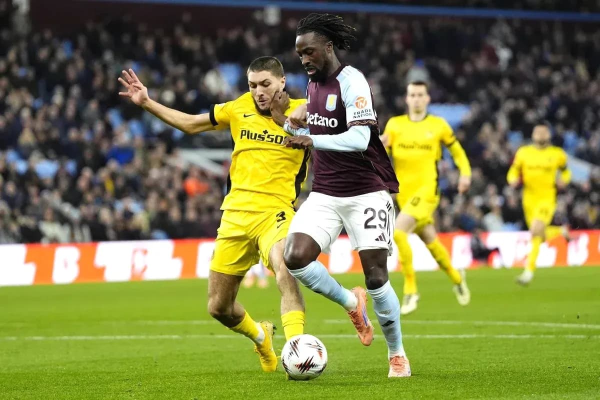 Jugador de Aston Villa driblando ante oponente de Brentford