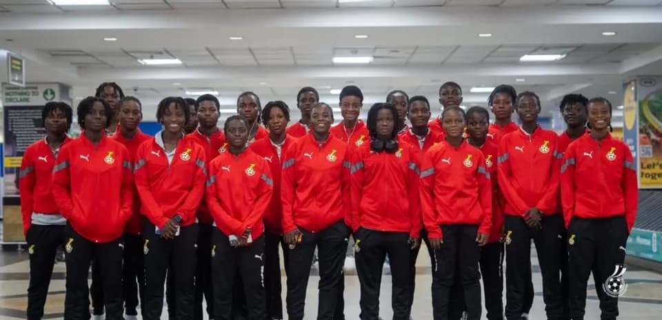 Equipo femenino de fútbol de Ghana posando juntos