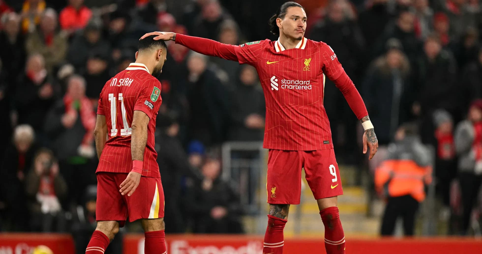 Jugadores de Liverpool consolándose en el campo
