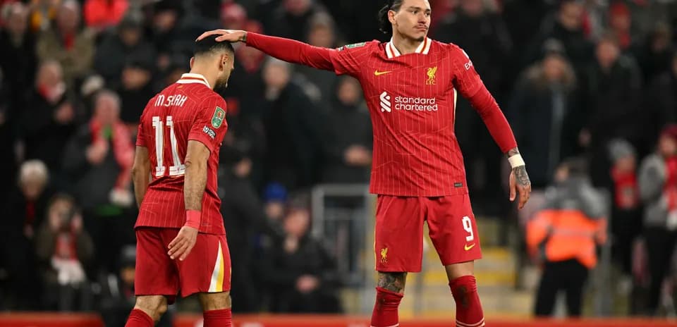 Jugadores de Liverpool consolándose en el campo