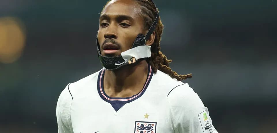Jugador con máscara en camiseta de Inglaterra durante partido