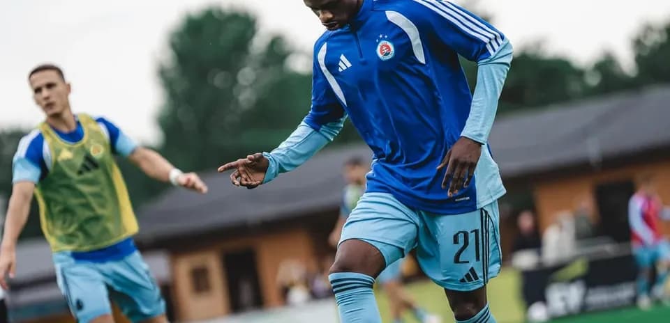 Jugador de Slovan Bratislava entrenando en el campo