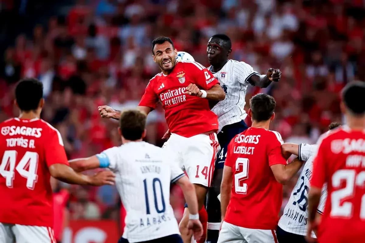 Acción de juego entre Aarhus y Benfica