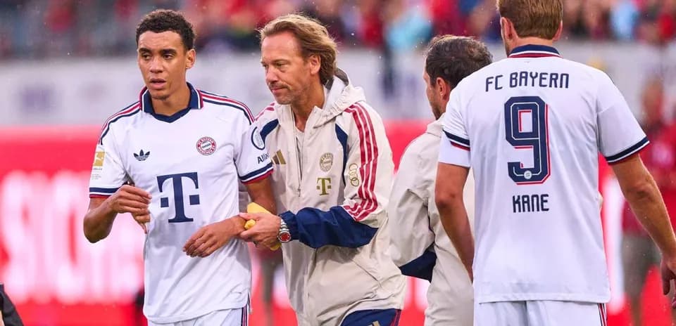 Jugadores de Bayern Munich en el banquillo durante partido
