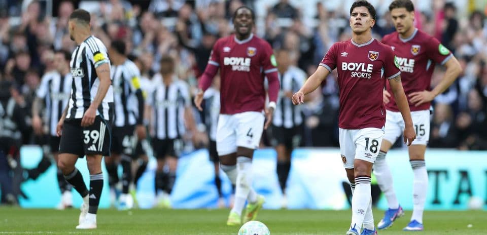 Jugadores de Newcastle y West Ham en partido