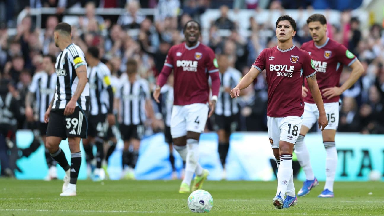 Jugadores de Newcastle y West Ham en partido