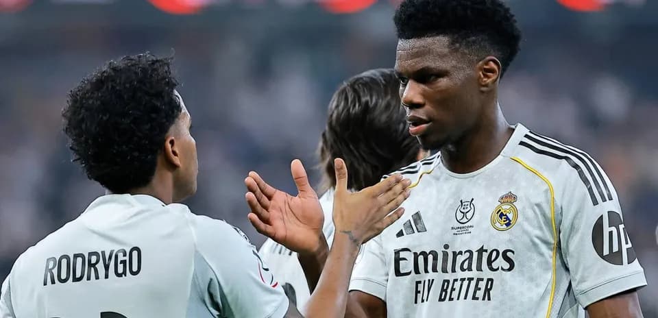 Rodrygo y Aurélien Tchouaméni conversando en el campo