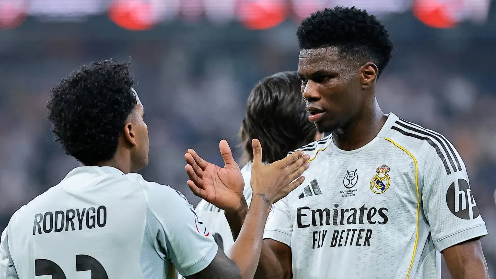 Rodrygo y Aurélien Tchouaméni conversando en el campo