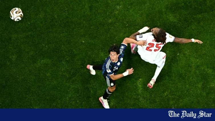 Jugador japonés esquivando a un defensor de Suiza