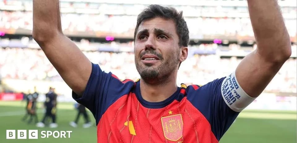 Jugador de España levantando los brazos en celebración