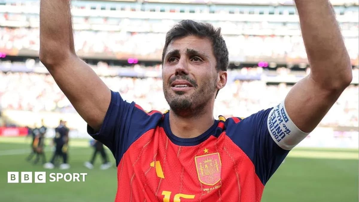 Jugador de España levantando los brazos en celebración